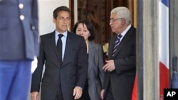 French President Nicolas Sarkozy (l) and Palestinian President Mahmoud Abbas (r) after their meeting at the Elysee Palace in Paris, Apr 21 2011