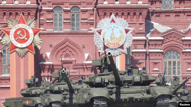 Tanques T-90 tanks como estos y otros equipos militares habrían sido enviados por Rusia a Siria a través de Latakia.