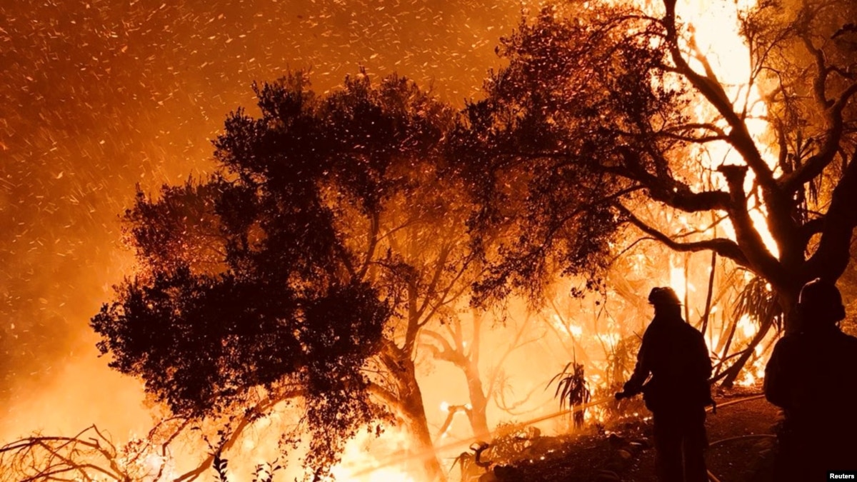 美国加州最大火灾蔓延到圣巴巴拉