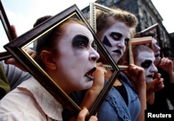 Actors from 'Oedipus The Hour' perform in the Royal Mile during the Edinburgh Festival Fringe in Edinburgh, Scotland August 10, 2012. REUTERS/David Moir