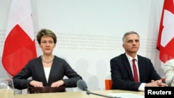 Presiden dan Menteri Luar Negeri Swiss Didier Burkhalter (kanan) duduk di sebelah Menteri Kehakiman Simonetta Sommaruga dalam sebuah konferensi pers tentang hasil referendum imigrasi. 