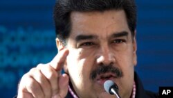En un discurso televisado, Nicolás Maduro instó a los milicianos a prepararse para "defender cada palmo del territorio nacional de los enemigos. 