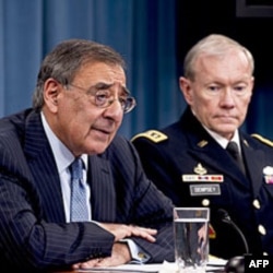 AQSh Mudofaa vaziri Leon Panetta va general Martin Dempsi, Birlashgan shtablar boshlig'i, Pentagon, 26-yanvar, 2012.