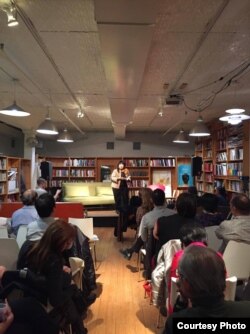 Penulis Indonesia, Leila Chudori, di acara bedah buku "Pulang" di Asian American Writers Workshop, di new york (dok: Leila Chudori)
