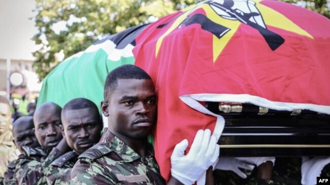 Militares moçambicanos com a urna com os restos mortais de Afonso Dhlakama, Beira, 9 de Maio, 2010