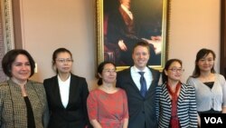 美国国家安全委员会亚洲事务高级主任博明和白宫国家安全委员会中国事务主任莉亚·布拉迪(左一)会晤李净瑜左二,陈桂秋(左三),金变玲(右二)和王艳芳(右一)。