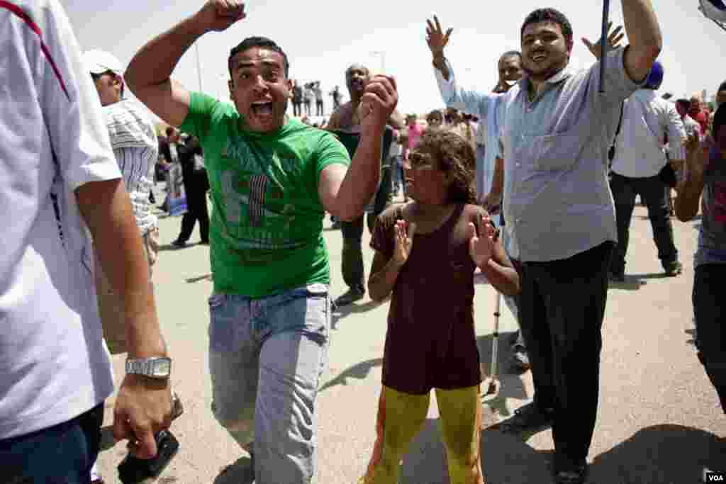 Jubilation as news of the guilty verdict spreads in Cairo, June 2, 2012. (VOA/Y. Weeks)