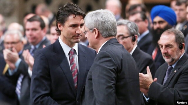 El primer ministro Stephen Harper, derecha, saluda al wider liberal, Justin Trudeau, quien según las encuestas podría sustituirle este lunes.