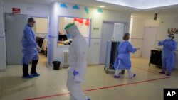 El coronavirus ha sido más implacable con las personas mayores de 60 años, especialmente aquellas con condiciones médicas previas.