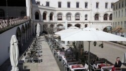 Una pareja en una solitaria terraza de un restaurante de Lisboa, el viernes13 de marzo de 2020. Con la abrupta baja de clientes muchos restaurantes en la capital portuguesa han decidido cerrar por las próximas semanas.