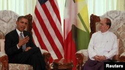 Presiden Amerika Barack Obama (kiri) dan Presiden Burma Thein Sein dalam pertemuan di Rangun (19/11). Presiden Obama membuka lembaran sejarah sebagai Presiden Amerika pertama yang mengunjungi Burma.