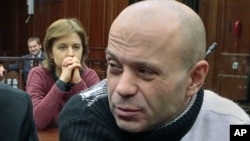 Bivši policajac Dmitri Pavličenikov sluša presudu u sudnici u Moskvi