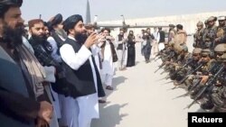 আফগানিস্তানের কাবুল বিমানবন্দরে সামরিক ইউনিটের সাথে কথা বলেছেন তালিবান মুখপাত্র জাবিহুল্লাহ মুজাহিদ। ফাইল ফটো- রয়টার্স 