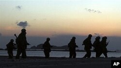 Νοτιοκορεάτες πεζοναύτες στο νησί Γεονπιόνγκ.