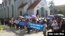 Hàng trăm giáo dân giáo xứ Phú Yên - Giáo hạt Thuận Nghĩa - Giáo phận Vinh tham gia tuần hành, tọa kháng yêu cầu nhà cầm quyền minh bạch thông tin cá chết hàng loạt ở miền Trung, ngày 12/6/2016.
