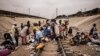 Un marché improvisé sur les rails, commune de Viana, Luanda, Angola, le 22 août 2017.