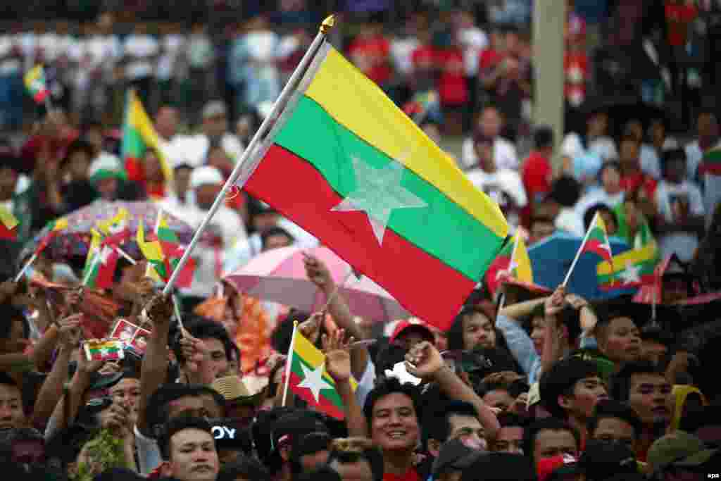 မဟာခ်ိဳင္ ခန္းမျပင္ပက ျမန္မာေရႊ႕ေျပာင္းအလုပ္သမားေတြ