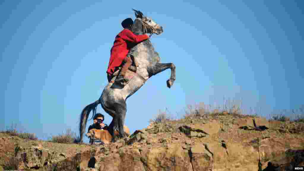 مرد ترکمن، و اسب او، در منطقه رازوجرگلان استان خراسان شمالی. عکس ابوطالب نادری، مهر