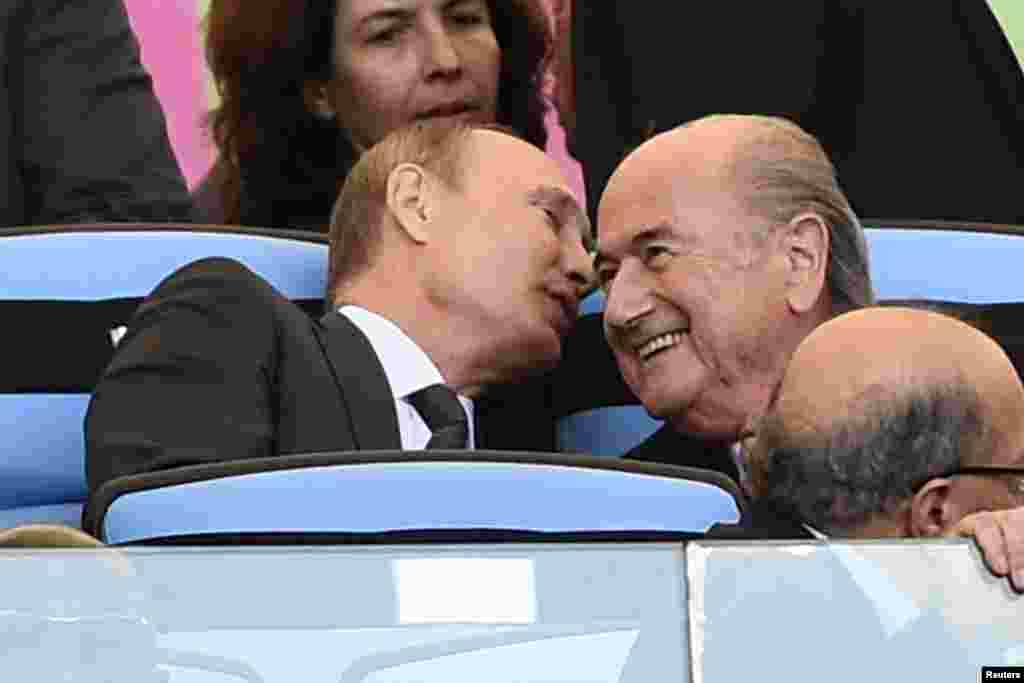 Um momento que muitos deverão guardar. O Presidente russo Vladimir Puti à esquerda e o Presidente da FIFA, Joseph Blatter, trocam comentários animados durante o jogo da final do Mundial de Futebol entre a Argentina e a Alemanha, no estádio do Maracanã, Rio de Janeiro, Julho 13, 2014.