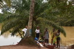 Des jeunes femmes se lavent à Noé, la ville frontalière entre la Côte d'Ivoire et le Ghana où les résidents n'ont pas pu traverser en raison de la pandémie de COVID-19, le 22 septembre 2021.