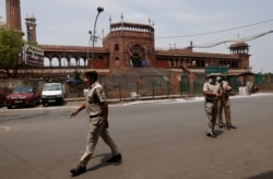 Polisi berdiri di depan Masjid Jama atau Masjidil Haram pada Jumat-ul-Vida atau Jumat terakhir bulan suci Ramadan, saat diberlakukannya lockdown di tengah pandemi COVID-19, di kawasan tua Delhi, India, 7 Mei 2021.