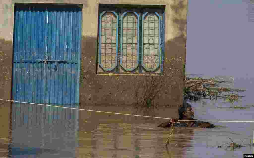 دریاؤں میں بعض مقامات پر اونچے درجے کا سیلاب ہے اور کئی مقامات پر بند ٹونٹے سے نشیبی علاقے اور قریبی دیہات زیر آب ہیں۔