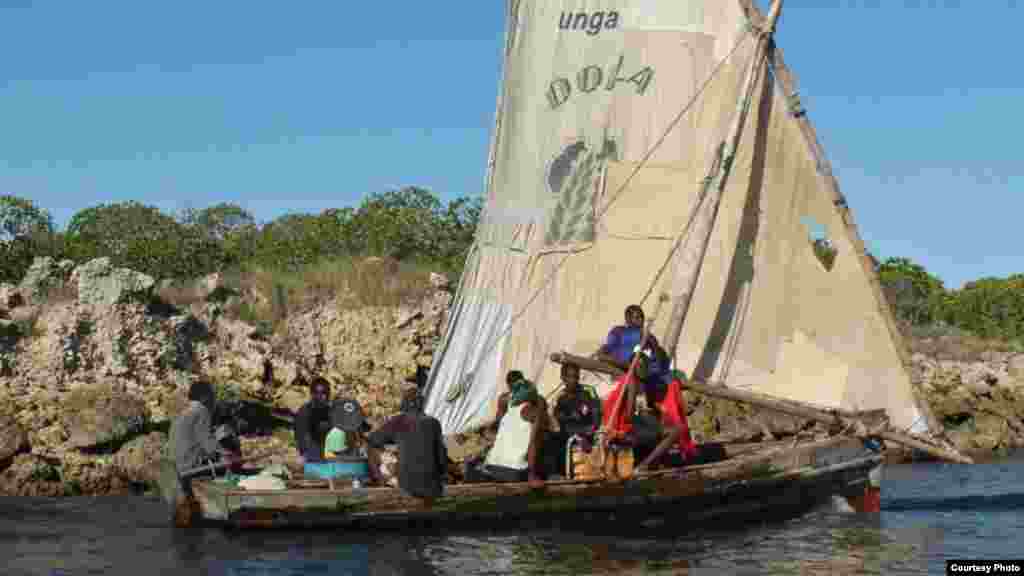 Les pêcheurs de Lamu pêchent d&#39;une façon traditionnelle, utilisant de petits boutres en bois qu&#39;ils reconnaissent ne pas être capable de tenir dans des conditions difficiles de la mer ouverte. Photo prise le 25 novembre 2014. (Hilary Heuler / VOA News)