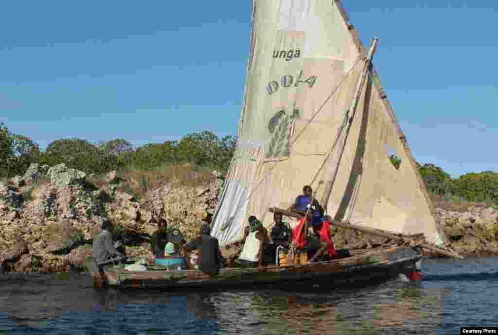 Lamu&rsquo;s fishermen fish the traditional way, using small wooden dhows, which they say cannot handle the rough conditions of the open sea, Nov. 25, 2014. (VOA / Hilary Heuler)