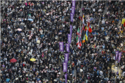 8일 홍콩 시내에서 진행된 행진 현장에 인파가 들어차있다.