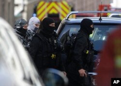 Elite police officers arrive during searches in Marseille, southern France, April 18, 2017. Security concerns shook France's presidential campaign Tuesday as authorities announced arrests in a thwarted attack on the eve of the vote.