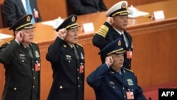 在中国人大全会上当选的中华人民共和国中央军委成员在北京人民大会堂宣誓就职。照片上有副主席许其亮（前）和副主席张又侠（左）、委员魏凤和（左二）、苗华（右，2018年3月18日） 。
