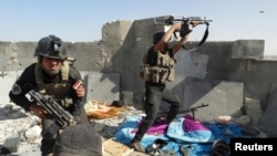 伊拉克部队军人6月19日在拉马迪同ISIL激进分子在作战。
