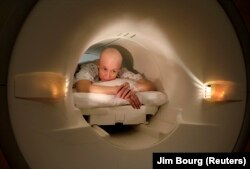 Pasien kanker Deborah Charles terbaring di dalam tabung pemindai pencitraan resonansi magnetik selama pemeriksaan MRI payudaranya di Rumah Sakit Universitas Georgetown di Washington. (Foto: REUTERS/Jim Bourg)
