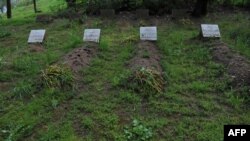 es tombes de quatre des sept moines tués dans la nuit du 26 au 27 mars 1996, au monastère de Notre Dame de l'Atlas à Tibhirine, Algérie, 26 avril 2010.