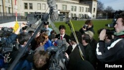 Advisor to Slobodan Milosevic, Dragoslav Ognjanovic is surrounded by the media during a break on the trial against Milosevic at the International Criminal Tribunal for the former Yugoslavia at The Hague, February 13, 2002. 