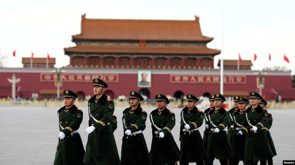 中国武警士兵走过北京天安门广场 (资料照片)