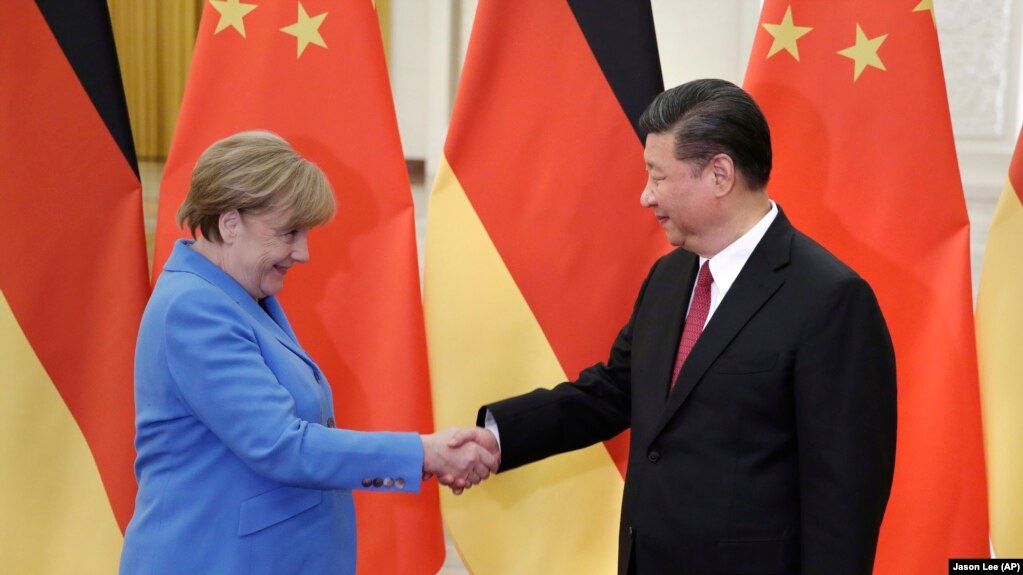 资料照：中国领导人习近平在北京人大会堂会晤到访的德国总理默克尔。（2018年5月24日）(photo:VOA)