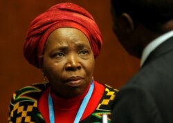 Nkosazana Dlamini-Zuma, ministre de la Gouvernance coopérative et des affaires traditionnelles, qui supervise les élections en Afrique du Sud.