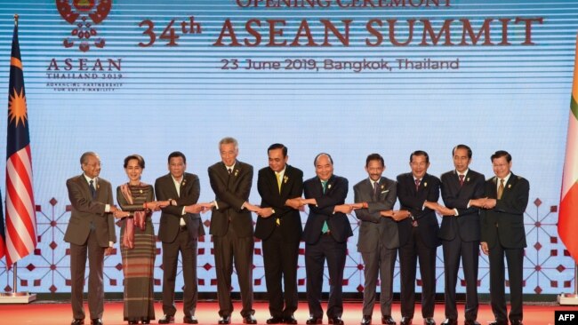 东盟国家领导人6月23日在泰国首都曼谷举行的第34届东盟峰会上合影留念。