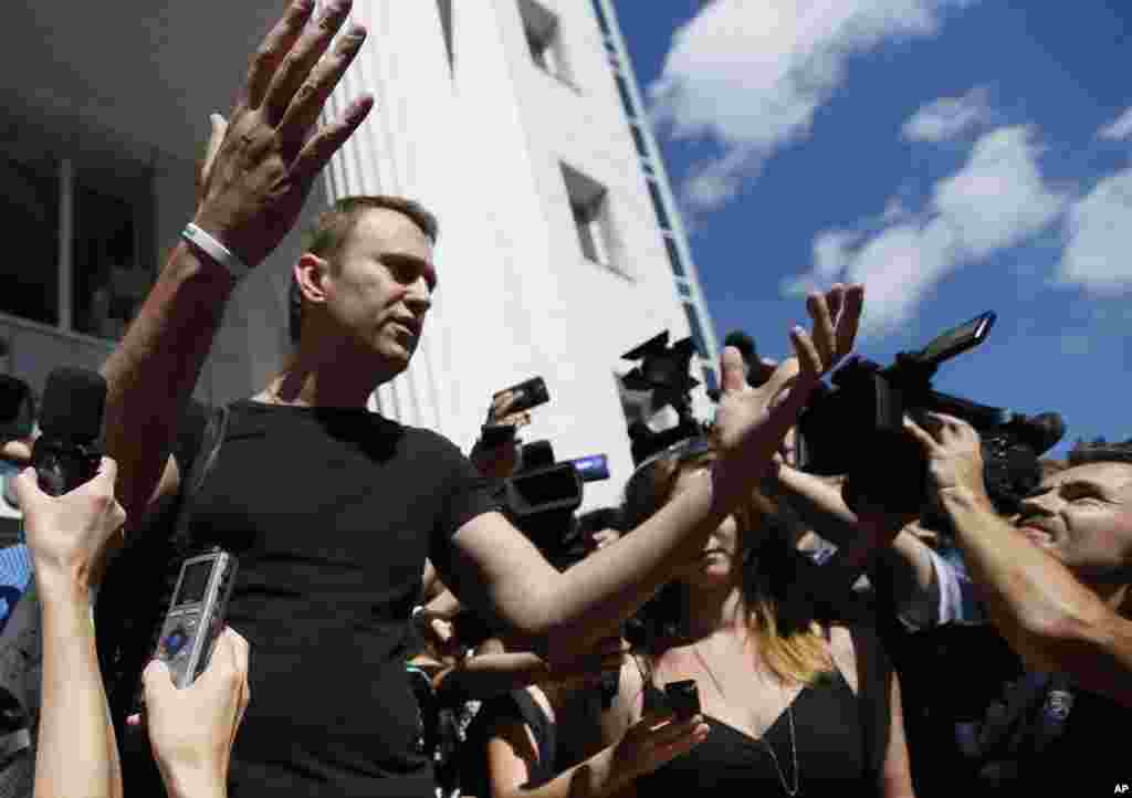 Pemimpin oposisi Rusia Alexei Navalny, berbicara kepada media setelah ia dibebaskan di ruang sidang di Kirov. Pengadilan Rusia membebaskannya dari tahanan kurang dari 24 jam setelah ia dinyatakan bersalah karena penggelapan dan dijatuhi hukuman lima tahun penjara.