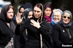 저신다 아던 뉴질랜드 총리가 22일 총기테러사건이 발생한 뉴질랜드 크라이스트처치의 알 누르 사원 밖에서 시민들을 향해 손을 흔들고 있다.