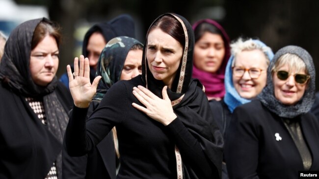 新西兰总理阿德恩3月22日在基督城参加穆斯林祷告仪式后向人群挥手。