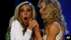 Miss Nueva York, Kira Kazantsev, se sorprende al ser nombrada Miss Estados Unidos 2015, ganando a la otra finalista, Miss Virginia, Courtney Paige Garrett.