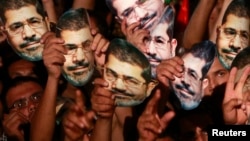 무함마드 무르시 전 대통령의 지지자들이 12일 카이로에서 그의 석방과 복권을 요구하며 시위를 벌이고 있다. 