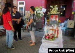 Monica istri Aloysius Bayu Rendra Wardhana, salah seorang korban meninggal dunia pada ledakan bom bunuh diri di Gereja Katolik SMTB, Surabaya (foto: VOA/Petrus Riski)