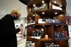 Kenta Yamazaki, melihat-lihat produk kecantikan di @cosme TOKYO, toko yang menjual berbagai kosmetik dan produk makeup termasuk kosmetik pria. (AP)