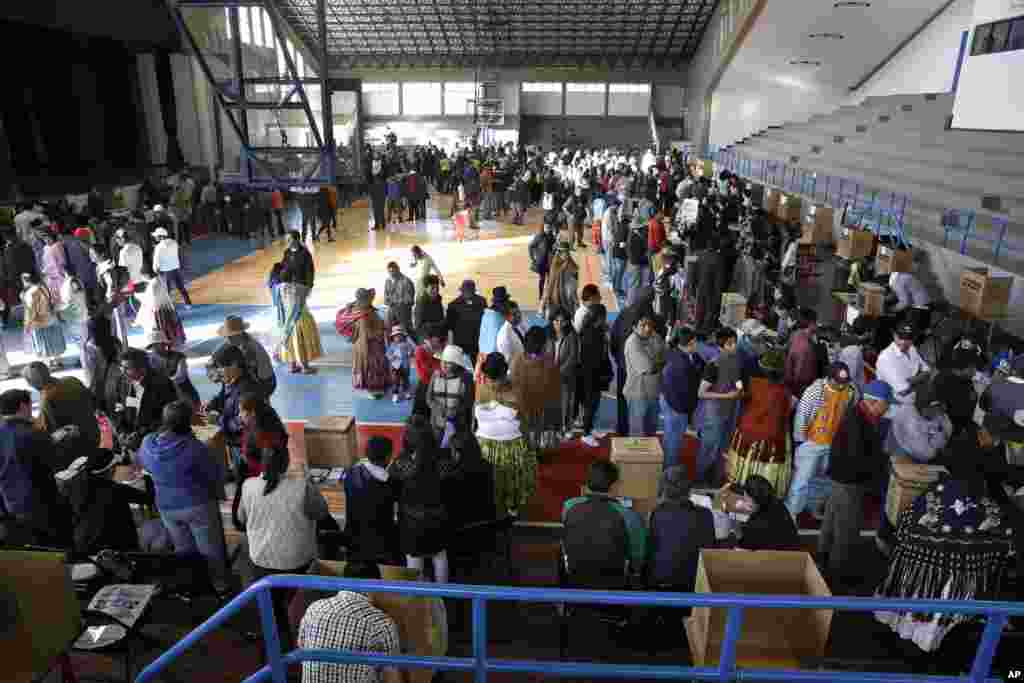 Voters line-up at a polling station in La Paz, Oct. 12, 2014.