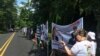 Pennsylvania'da Gülen'in Konutu Önünde Protesto