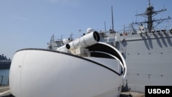 Hệ thống vũ khí laser trên tàu khu trục có tên lửa dẫn đường USS Dewey tại San Diego, California. 