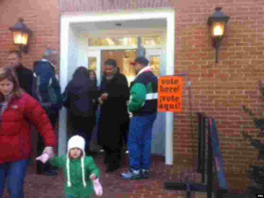 帶著孩子的一個選民在投完票之後走出投票站 (美國之音張洸華拍攝)